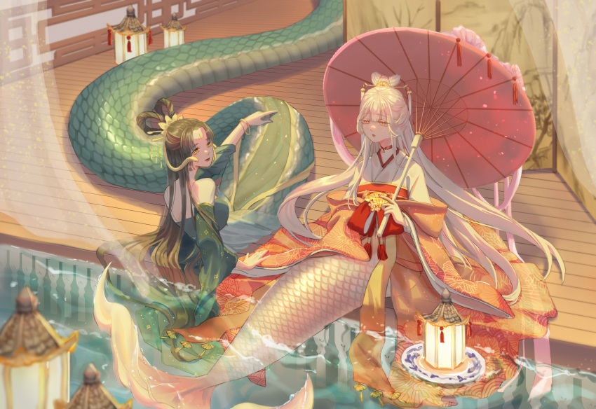 2girls :o absurdres green_hair hair_ornament highres holding holding_umbrella huge_filesize japanese_clothes kimono lamia liliantsai0417 long_hair mermaid monster_girl multiple_girls original scales snake_hair_ornament tail umbrella very_long_hair water white_hair wide_sleeves yellow_eyes youkai