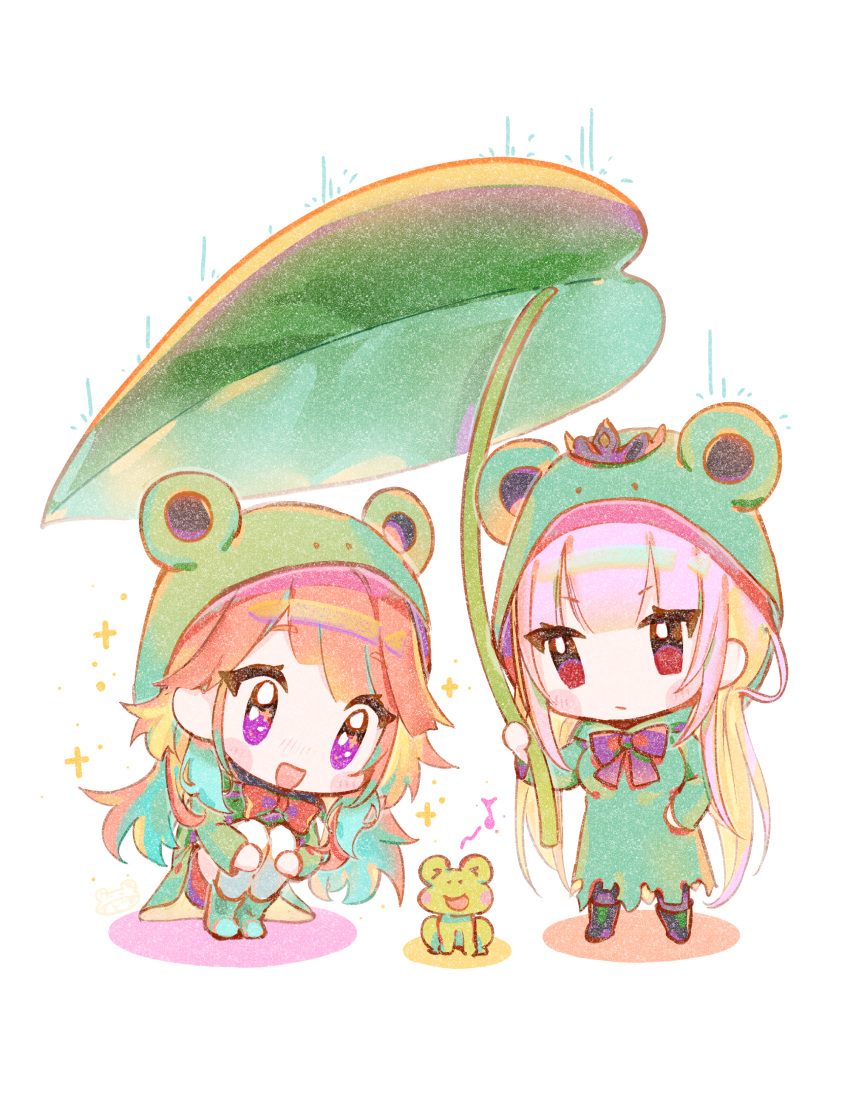 &gt;_&lt; 2girls :d absurdres aqua_hair bangs blush_stickers boots bow chibi eyebrows_visible_through_hair frog frog_raincoat highres holding hololive hololive_english leaf leaf_umbrella long_hair modoki_kuma mori_calliope multicolored_hair multiple_girls musical_note open_mouth orange_hair pink_hair purple_eyes rain raincoat red_eyes rubber_boots smile sparkle squatting takanashi_kiara very_long_hair virtual_youtuber white_background xd