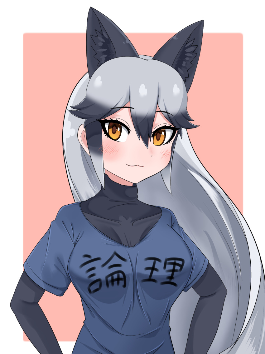1girl :3 animal_ears aramaru bangs black_hair blue_shirt blush border casual closed_mouth clothes_writing commentary eyebrows_visible_through_hair fox_ears gradient_hair grey_hair highres kemono_friends layered_sleeves long_hair long_sleeves looking_at_viewer multicolored_hair orange_eyes outside_border pink_background shirt short_over_long_sleeves short_sleeves silver_fox_(kemono_friends) smile solo t-shirt translated upper_body white_border