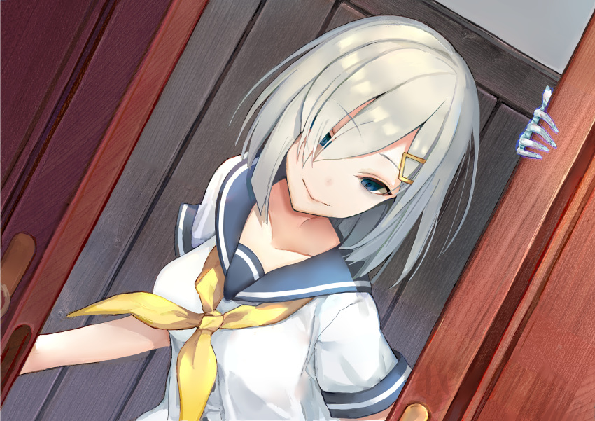 1girl blue_eyes commentary_request datsuyuru eyebrows_visible_through_hair hair_ornament hairclip hamakaze_(kancolle) highres kantai_collection looking_at_viewer sailor_collar school_uniform short_hair silver_hair smile when_you_see_it yandere yellow_neckwear
