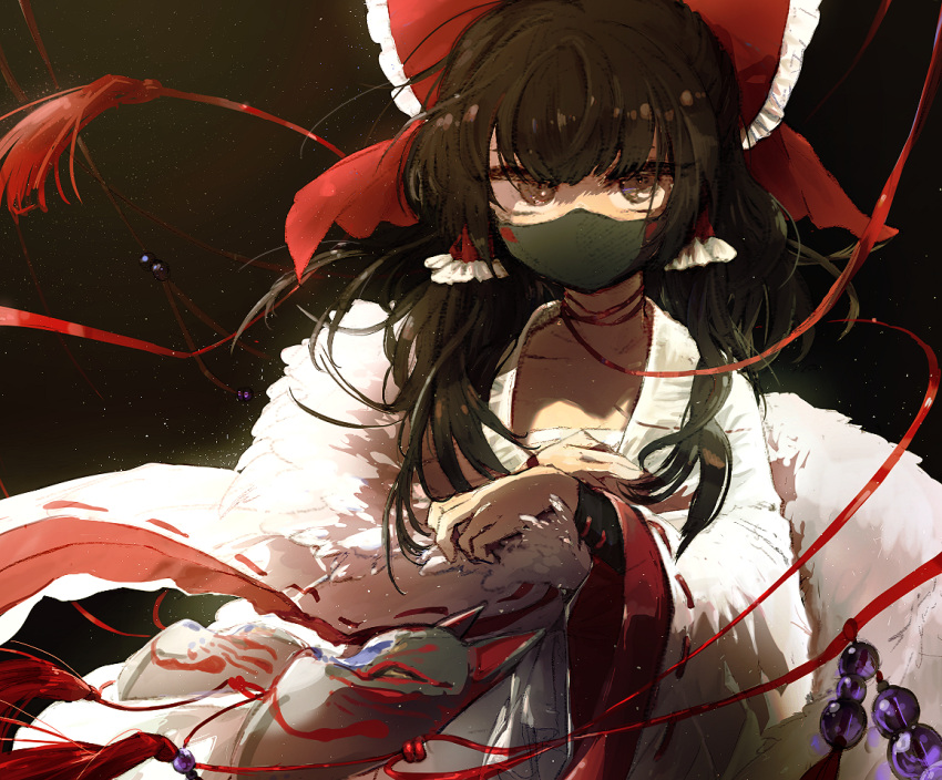 1girl alternate_costume black_background bow brown_eyes brown_hair choushi_bukkoki_maru fox_mask hair_bow hair_tubes hakurei_reimu japanese_clothes kimono long_hair long_sleeves looking_at_viewer mask mouth_mask red_bow red_ribbon ribbon solo touhou upper_body white_kimono wide_sleeves