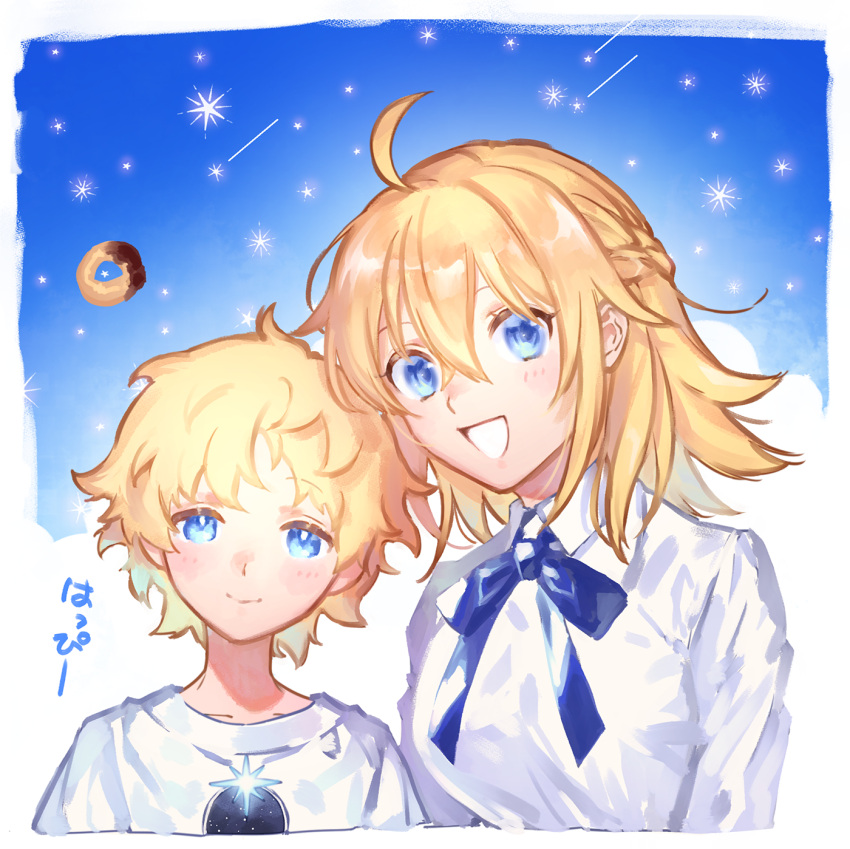 1boy 1girl ahoge artoria_pendragon_(all) bangs blonde_hair blue_bow blue_eyes blue_neckwear blush border bow breasts closed_mouth collarbone commentary_request cropped_shoulders cropped_torso fate/grand_order fate_(series) hair_between_eyes highres large_breasts looking_at_viewer neck_ribbon open_mouth print_shirt ribbon saber shiny shiny_hair shirt short_hair smile star_(symbol) translation_request uni_(nico02) upper_body voyager_(fate) white_border white_shirt