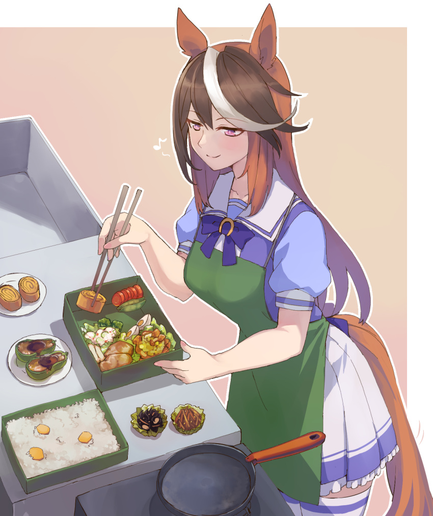 1girl animal_ears apron bangs border bow bowtie brown_hair chopsticks commentary_request cowboy_shot egg food frilled_skirt frills frying_pan green_apron half-closed_eyes highres holding holding_chopsticks horse_ears horse_girl horse_tail humming kitchen kusanagi_kaoru long_hair looking_at_object multicolored_hair musical_note neckerchief obentou omelet puffy_short_sleeves puffy_sleeves purple_eyes rice school_uniform serafuku short_sleeves simple_background sink skirt smile solo spoken_musical_note stove streaked_hair symboli_rudolf_(umamusume) tagme tail tamagoyaki thighhighs tracen_school_uniform tsurime umamusume white_border white_hair