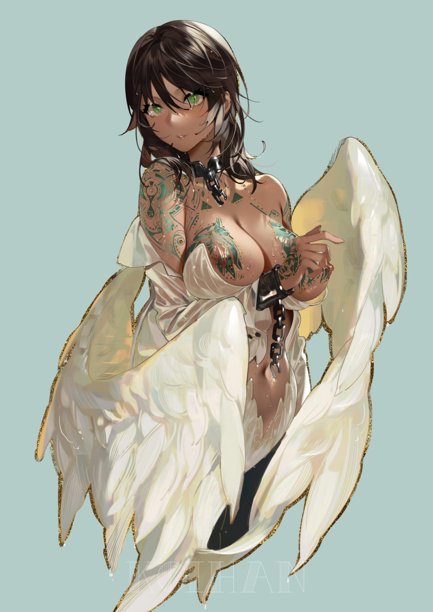 1girl absurdres arm_tattoo artist_name bangs bare_shoulders blue_background breast_tattoo breasts brown_hair chain chest_tattoo chinese_commentary cleavage collar commentary_request cowboy_shot cropped_legs cuffs dark-skinned_female dark_skin feathered_wings green_eyes hair_between_eyes hand_tattoo hand_up highres koi_han large_breasts leotard long_hair long_sleeves looking_at_viewer metal_collar midriff navel nipples original parted_lips see-through simple_background solo tattoo wet white_leotard white_wings wings