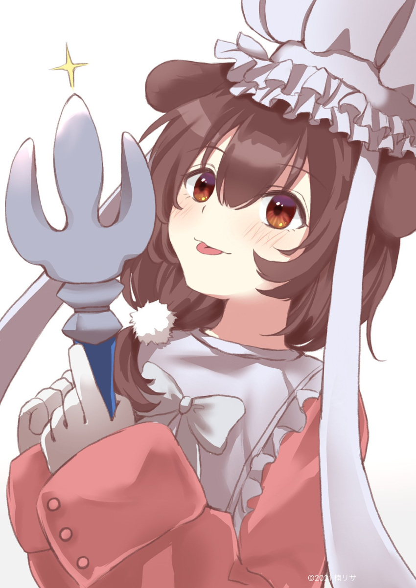 1girl animal_ears blush brown_eyes brown_hair chef_hat commentary_request cosplay dog_ears final_fantasy final_fantasy_ix fork gloves hat highres hololive inugami_korone kusunoki_r long_sleeves quina_quen quina_quen_(cosplay) simple_background solo tongue tongue_out upper_body virtual_youtuber white_background white_gloves