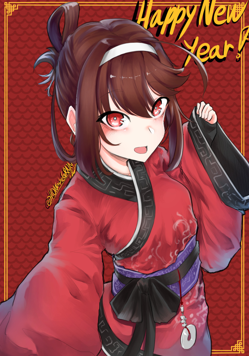 1girl ahoge alternate_costume alternate_hairstyle black_bow bow brown_hair chinese_border clip_studio_paint_(medium) clothing_request folded_ponytail girls'_frontline hairband happy_new_year highres k0ng looking_at_viewer new_year obi open_mouth red_eyes robe sash scale_print short_hair_with_long_locks sidelocks sleeves_past_wrists solo twitter_username type_79_(girls'_frontline) wide_sleeves