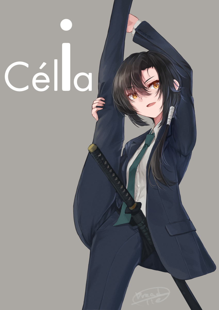 1girl absurdres artist_name bangs black_hair blazer blue_jacket blue_pants brown_eyes celia_(dreadtie) character_name cowboy_shot dreadtie dress_shirt formal green_neckwear grey_background hair_over_shoulder highres jacket katana leg_hold leg_up long_hair long_sleeves looking_at_viewer necktie open_mouth original pants reverse_trap sheath sheathed shirt signature simple_background smile solo standing standing_on_one_leg suit sword weapon white_shirt wing_collar