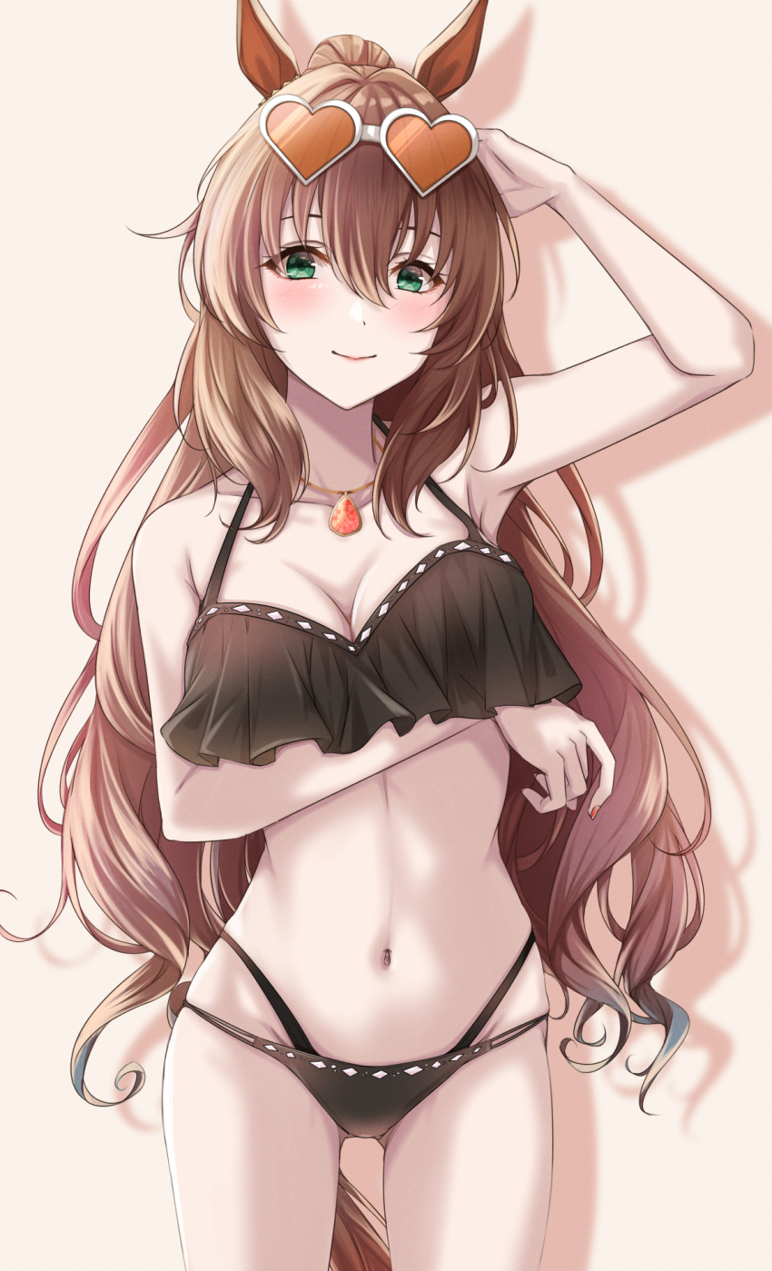 1girl animal_ears bikini black_bikini breasts brown_hair cleavage closed_mouth commentary_request eyewear_on_head green_eyes hair_between_eyes hand_up heart heart-shaped_eyewear highres horse_ears horse_girl horse_tail jewelry long_hair looking_at_viewer maruzensky_(umamusume) medium_breasts navel necklace official_alternate_costume simple_background smile solo standing sunglasses swimsuit tail thighs umamusume white_background yuzuyu_(hyui)