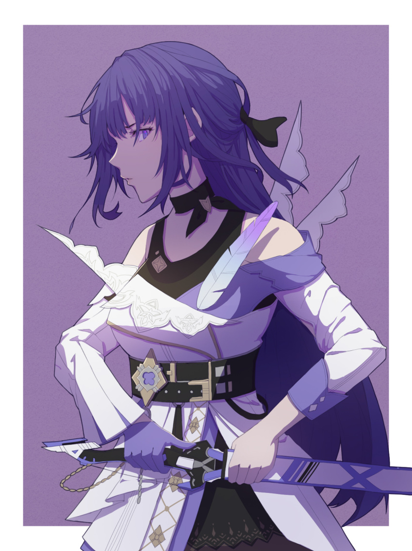 1girl asymmetrical_sleeves bangs bare_shoulders belt belt_buckle border buckle chinese_commentary closed_mouth gloves hair_between_eyes hair_ribbon highres holding holding_sword holding_weapon honkai_(series) honkai_impact_3rd horns jacket katana long_hair long_sleeves looking_at_viewer looking_to_the_side purple_background purple_eyes purple_gloves purple_hair raiden_mei ribbon simple_background solo sword uneven_sleeves weapon white_background white_jacket yang_zheng_yu