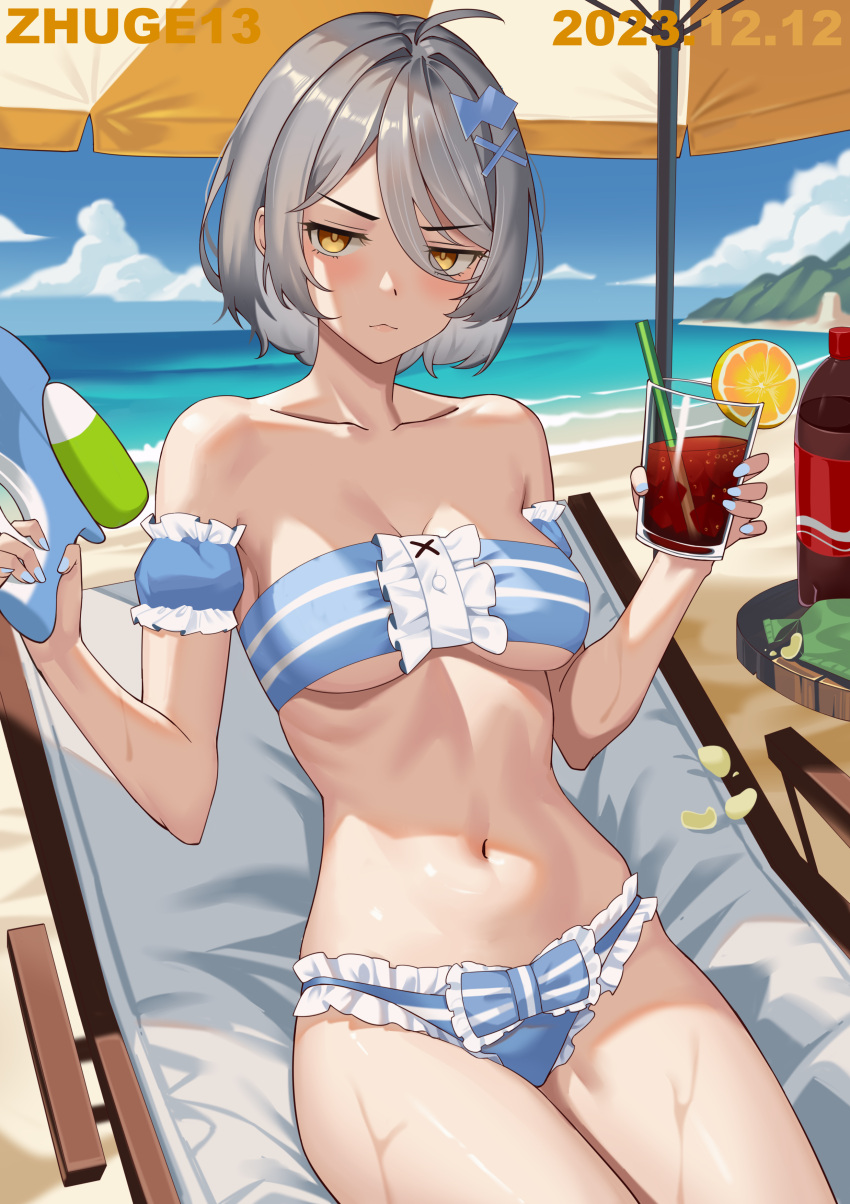 1girl absurdres acacia_(snowbreak) bare_shoulders beach blue_nails blush bow breasts chair chips_(food) cup detached_sleeves drink drinking_straw fish_hair_ornament food fruit grey_hair hair_ornament highres holding holding_cup jitome lemon looking_at_viewer lounge_chair navel puffy_short_sleeves puffy_sleeves short_hair short_sleeves snowbreak:_containment_zone solo swimsuit water_gun weapon yellow_eyes zhuge13