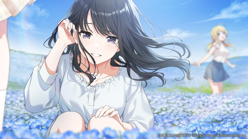 3girls black_eyes black_hair blonde_hair blue_sky blurry commentary_request day field floating_hair flower flower_field hachimiya_meguru highres idolmaster idolmaster_shiny_colors idolmaster_shiny_colors_song_for_prism kazano_hiori long_hair long_sleeves low_twintails mole mole_under_mouth multiple_girls official_art outdoors shirt sky smile squatting twintails white_shirt wind