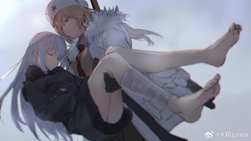 2girls bandaged_leg bandages barefoot black_coat black_gloves blonde_hair blue_eyes carrying chinese_commentary closed_mouth coat codename:_bakery_girl commentary_request fur-trimmed_coat fur_hat fur_trim girls'_frontline gloves grey_background hat highres in-franchise_crossover jefuty_(bakery_girl) kisetsu mosin-nagant_(girls'_frontline) mosin-nagant_(mod3)_(girls'_frontline) multiple_girls necktie princess_carry red_necktie red_star reverse_collapse_(series) simple_background smile star_(symbol) ushanka weibo_username white_coat white_hair