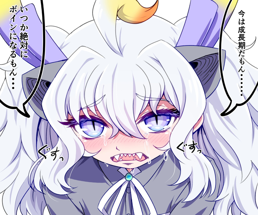 1girl blush commentary crying crying_with_eyes_open dragon_ears dragon_girl dragon_horns extra_ears fangs highres horns kemono_friends kemono_friends_3 long_hair long_tail looking_at_viewer mamiyama multicolored_horns open_mouth purple_horns shirt solo tail tears translated white_dragon_(kemono_friends) white_hair yellow_horns