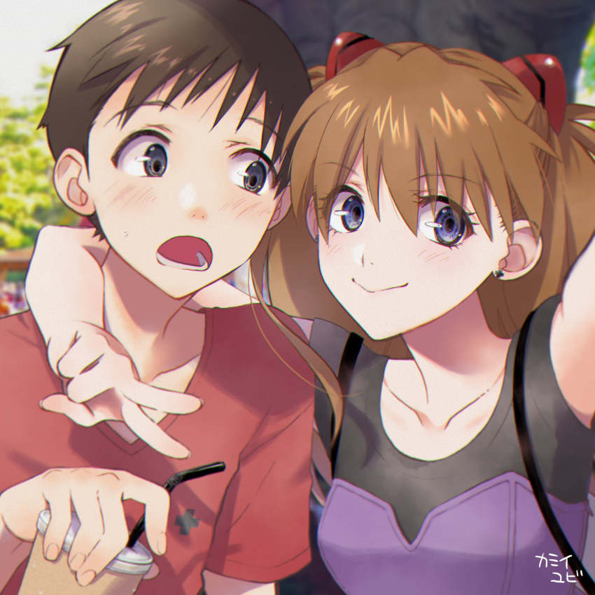 1boy 1girl bangs blue_eyes blurry blurry_background blush brown_hair collarbone commentary_request eyebrows_visible_through_hair grey_eyes highres holding ikari_shinji long_hair looking_at_viewer neon_genesis_evangelion open_mouth outdoors red_shirt selfie shirt short_hair short_sleeves smile souryuu_asuka_langley teenage upper_body v yubi_kamii