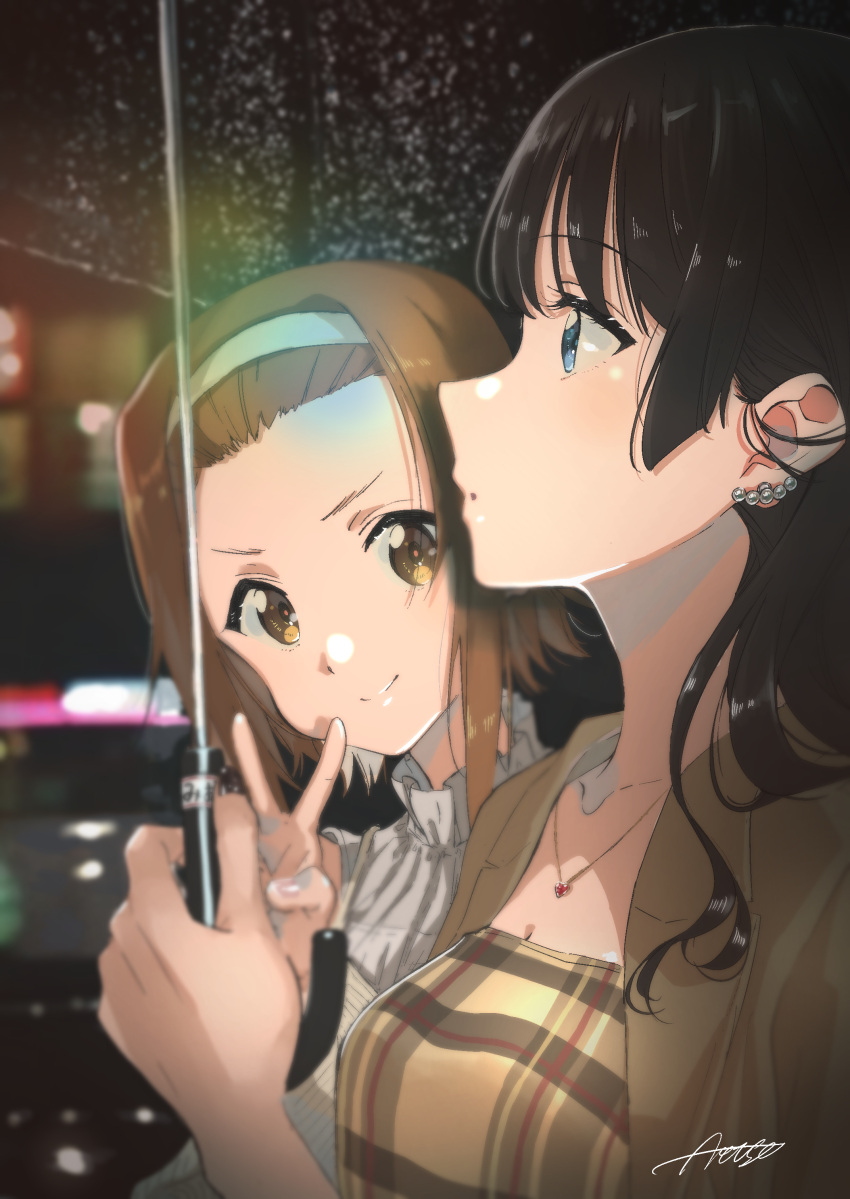 2girls absurdres akiyama_mio artist_name bangs black_eyes black_hair blunt_bangs brown_eyes brown_hair commission earrings hairband highres holding holding_umbrella jewelry k-on! long_hair looking_at_viewer multiple_girls necklace outdoors rain shared_umbrella short_hair signature skeb_commission smile tainaka_ritsu transparent transparent_umbrella umbrella v verse