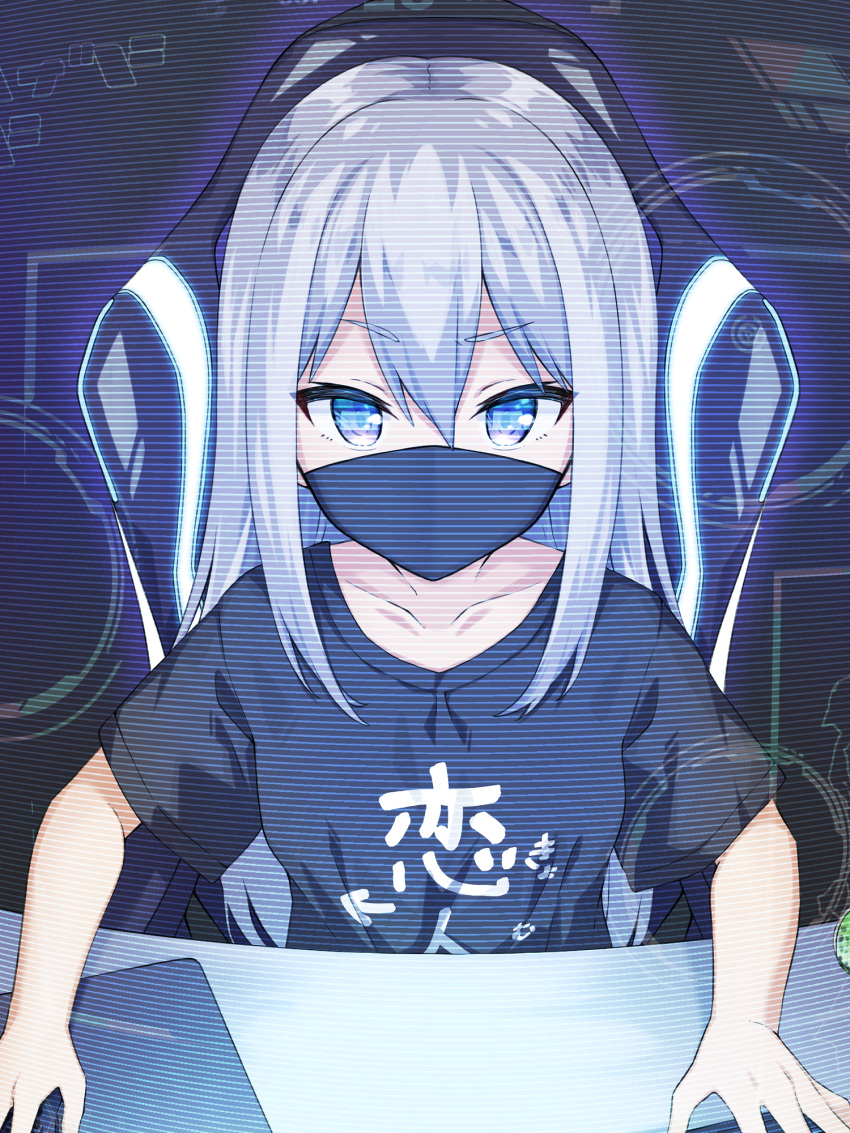 1girl bangs black_shirt blue_eyes chair clothes_writing collarbone commentary_request desk eyebrows_visible_through_hair hair_between_eyes highres long_hair looking_at_viewer mask mimura_zaja mouse_(computer) mouth_mask office_chair on_chair original shirt short_sleeves silver_hair sitting solo translation_request v-shaped_eyebrows very_long_hair