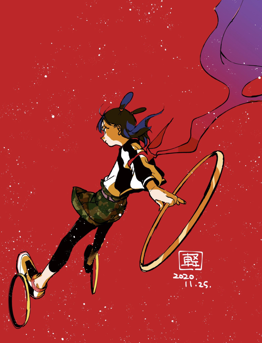 1boy black_hair black_legwear camouflage camouflage_shorts commentary_request dated double_bun highres holding_hoop leggings legwear_under_shorts long_sleeves male_focus murimajimuri nezha_(the_legend_of_luoxiaohei) profile red_background shoes shorts solo the_legend_of_luo_xiaohei