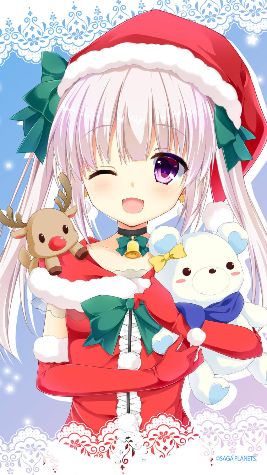 1girl ;d alternate_costume bell black_choker blue_background blunt_bangs blush bow caminal_le_pultaia_sortilege_sisua choker christmas company_name elbow_gloves fur-trimmed_gloves fur_trim gloves green_bow grey_hair hair_bow hands_up happy hat highres hisama_kumako holding holding_stuffed_toy kin-iro_loveriche long_hair looking_at_viewer neck_bell official_art official_wallpaper one_eye_closed open_mouth pom_pom_(clothes) purple_eyes red_shirt santa_costume santa_gloves santa_hat shirt simple_background smile solo star_(symbol) straight_hair stuffed_animal stuffed_reindeer stuffed_toy teddy_bear twintails upper_body