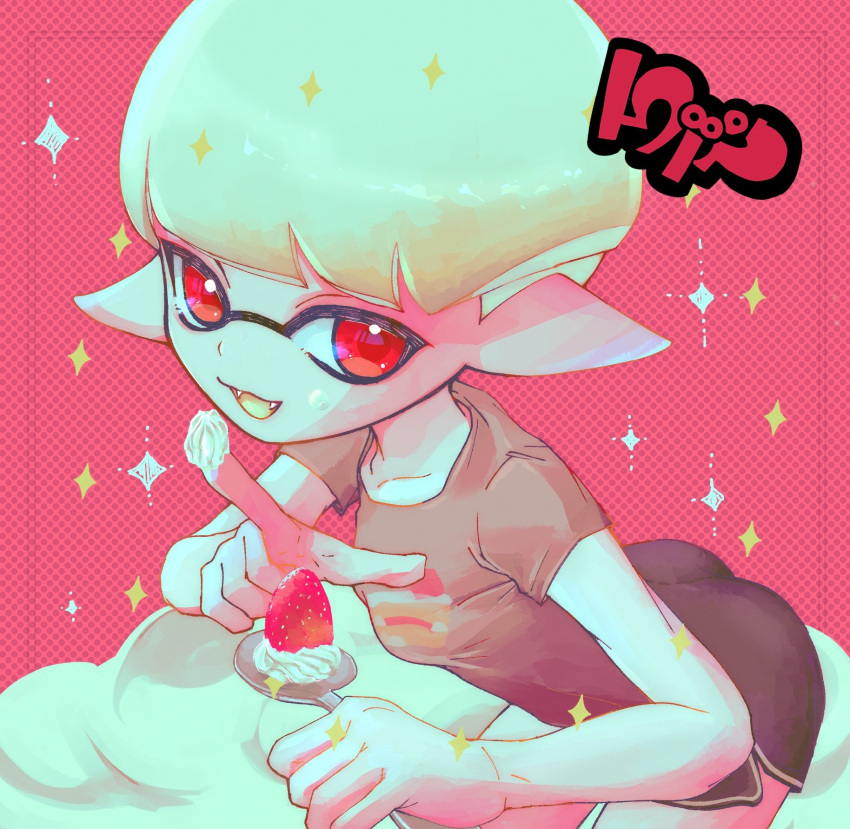 1girl ass black_shorts blonde_hair commentary_request cream eating fangs from_above grey_shirt highres holding holding_spoon inkling_girl inkling_player_character leaning_forward looking_at_viewer nitino open_mouth pointy_ears red_background red_eyes shirt short_hair shorts smile solo sparkle splatoon_(series) splatoon_3 spoon standing tentacle_hair