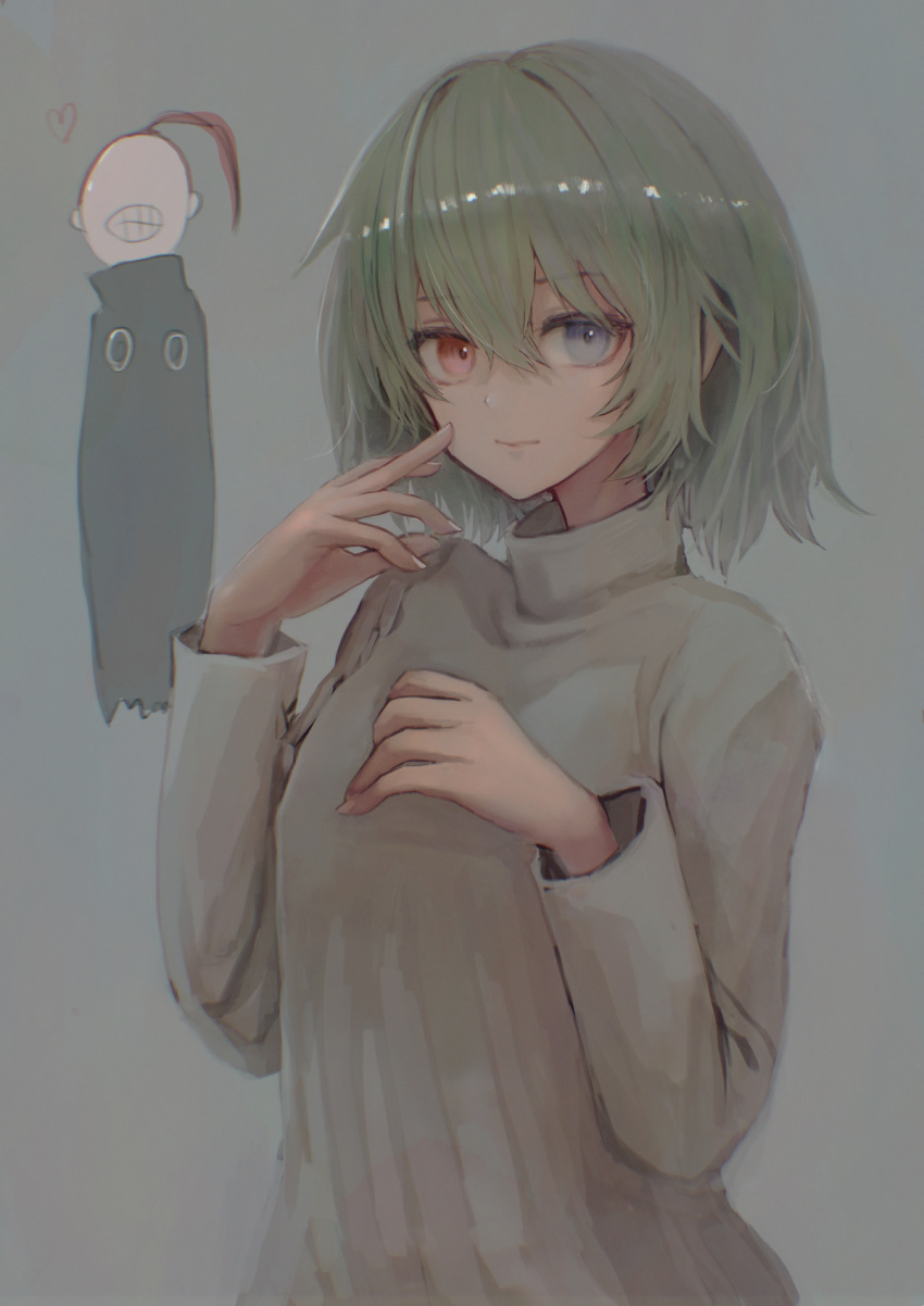 1boy 1girl alternate_costume bangs blue_eyes brown_sweater closed_mouth commentary_request eto_(tokyo_ghoul) green_hair grey_background hair_between_eyes hands_up heterochromia highres long_sleeves looking_at_viewer mask medium_hair nail_polish noro_(tokyo_ghoul) ponytail red_eyes shiny shiny_hair simple_background smile solo_focus straw_like sweater teeth_print tokyo_ghoul tokyo_ghoul:re upper_body white_nails