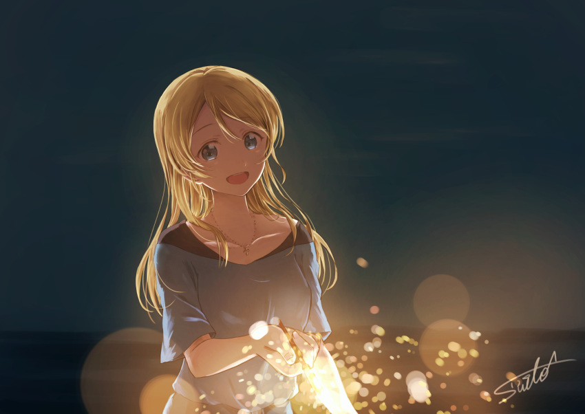 1girl artist_name ayase_eli bangs blonde_hair blue_eyes blue_shirt blurry bokeh commentary depth_of_field fireworks holding horizon jewelry long_hair looking_at_viewer love_live! love_live!_school_idol_project necklace night night_sky open_mouth shirt short_sleeves signature sky smile solo sparkler suito