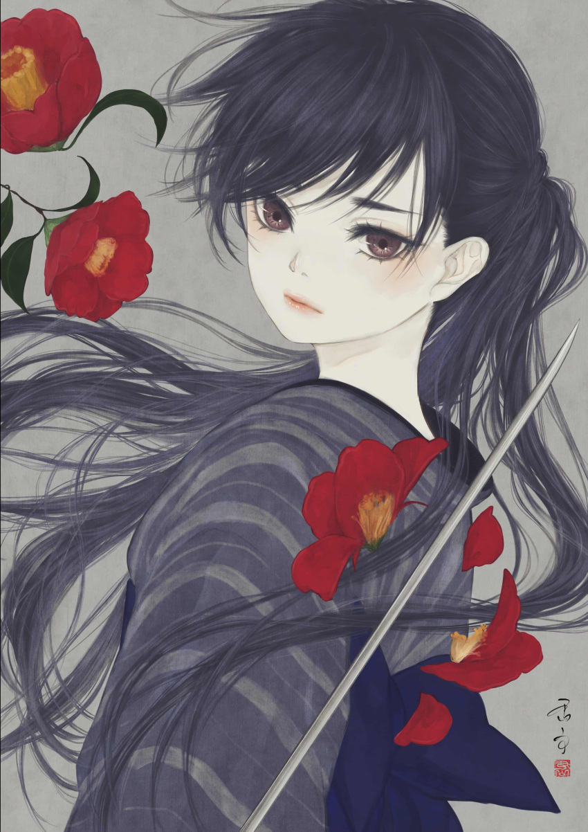 1girl absurdres bangs black_hair black_sash brown_eyes camellia closed_mouth commentary cutting floating_hair flower from_behind from_side grey_background grey_kimono highres japanese_clothes jpeg_artifacts katana kimono leaf long_hair looking_at_viewer looking_back looking_to_the_side medibang_paint_(medium) obi original petals ponytail red_flower sash seal_impression signature simple_background solo straight_hair striped striped_kimono sword upper_body ushiyama_ame weapon