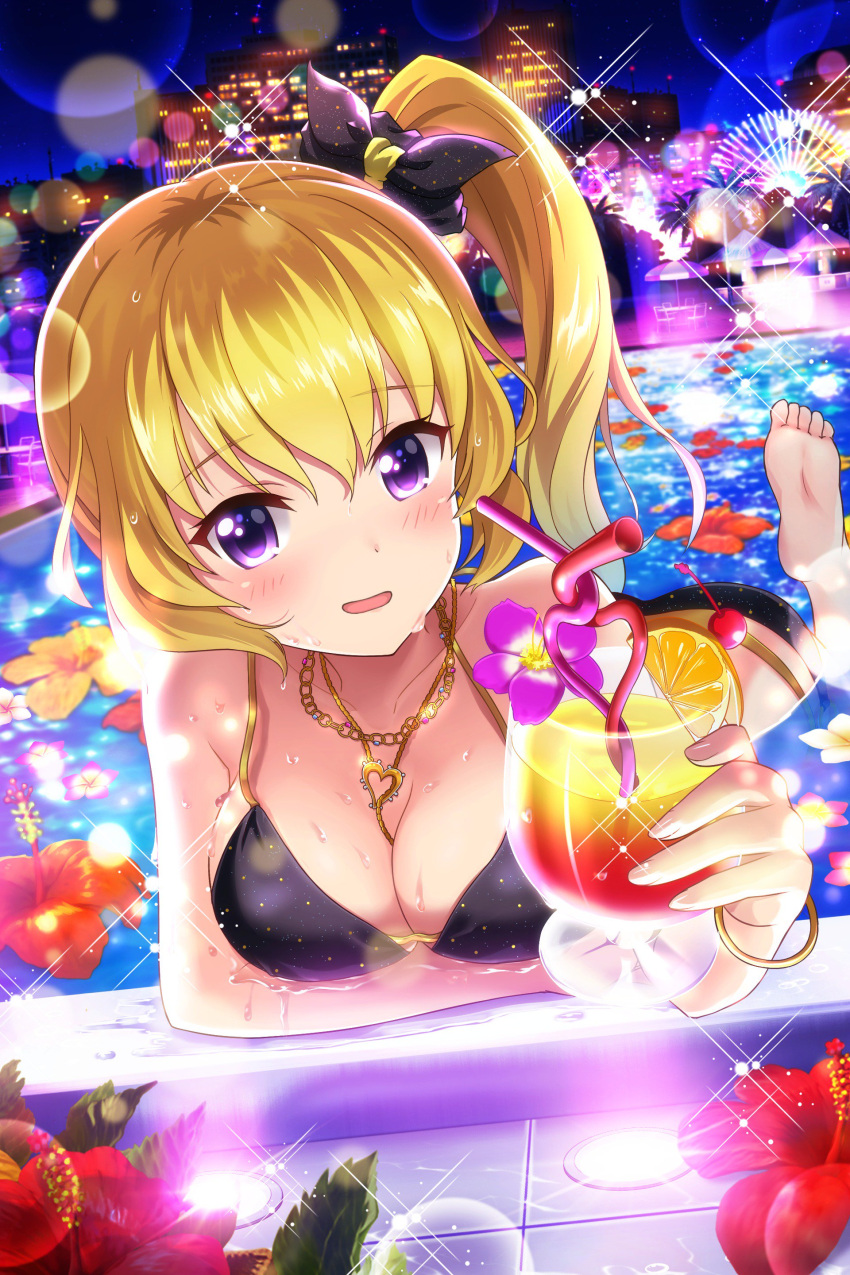 1girl absurdres alternative_girls bare_arms barefoot bikini black_bikini blonde_hair breasts chain_necklace city cleavage cup eyebrows_visible_through_hair flower food fruit highres holding holding_cup looking_at_viewer mizushima_airi night official_art open_mouth orange_(fruit) pool purple_eyes side_ponytail solo swimsuit tropical_drink