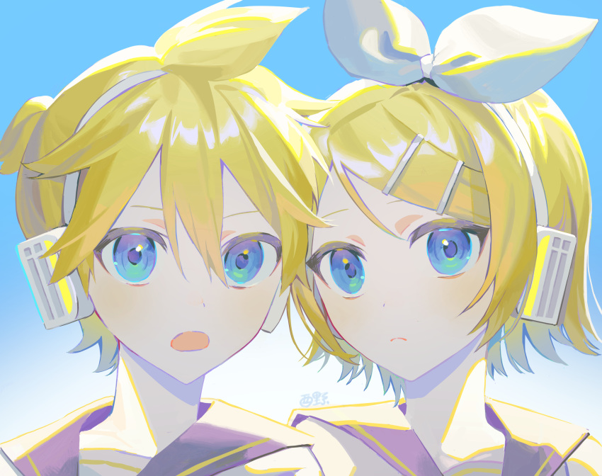 1boy 1girl :o backlighting bangs blonde_hair blue_background blue_eyes bow collared_shirt commentary expressionless hair_bow hair_ornament hairclip headphones highres kagamine_len kagamine_rin looking_at_viewer open_mouth portrait sailor_collar shirt short_hair short_ponytail side-by-side signature spiked_hair swept_bangs torino_kawazu vocaloid white_bow