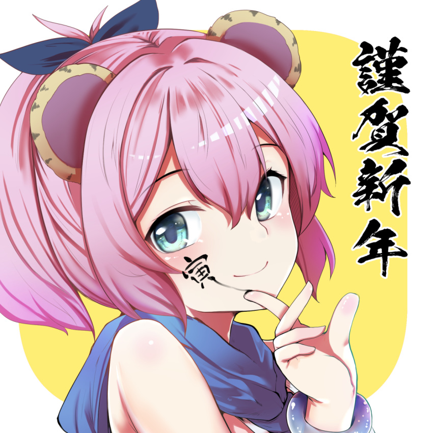 1girl animal_ears azur_lane bangs bare_shoulders blue_eyes blue_ribbon chinese_zodiac closed_mouth commentary_request eyebrows_visible_through_hair facepaint hair_between_eyes hair_ribbon highres javelin_(azur_lane) kemonomimi_mode ponytail purple_hair ribbon smile solo takara_akihito tiger_ears translation_request two-tone_background upper_body white_background year_of_the_tiger yellow_background