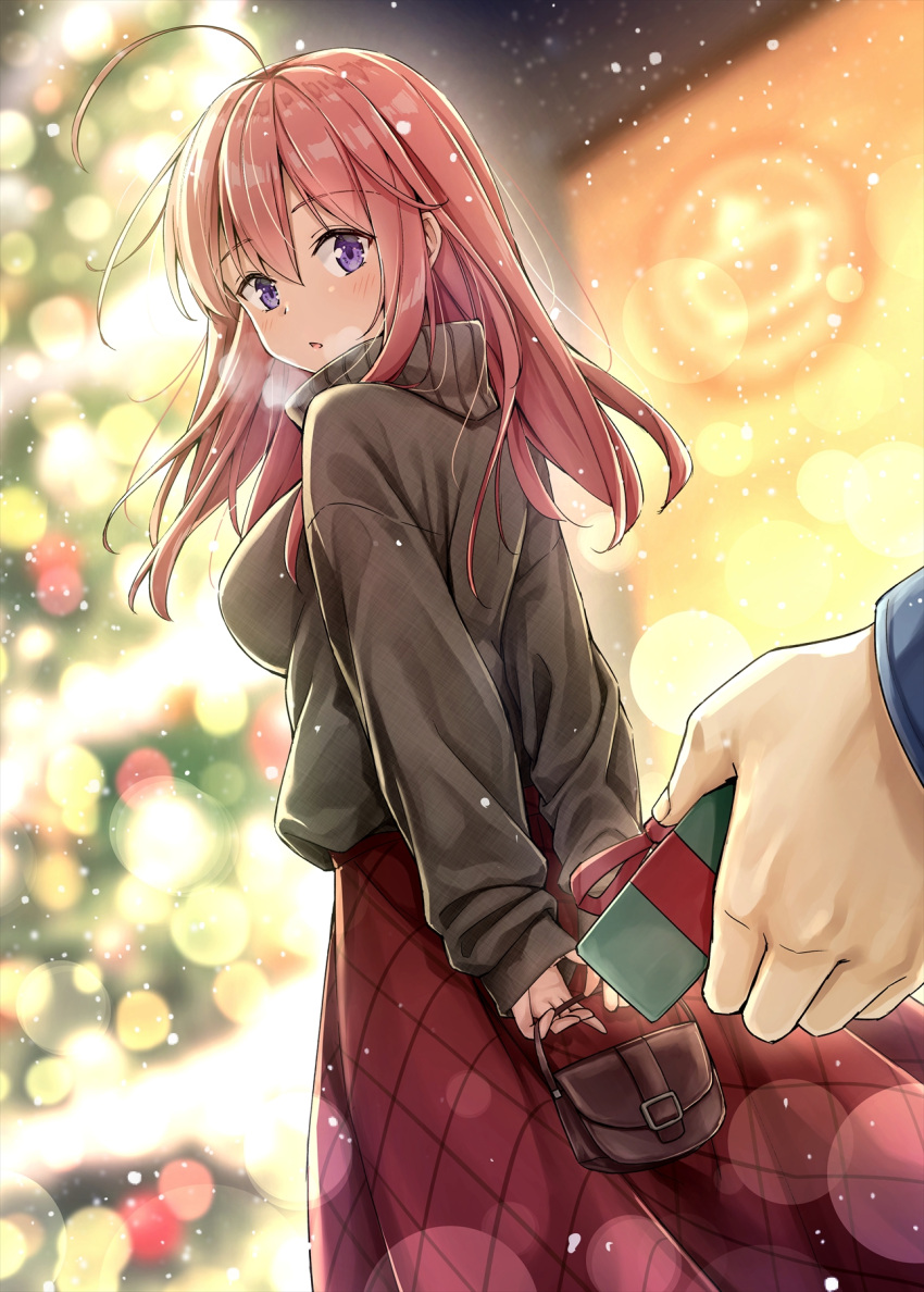 1boy 1girl ahoge arms_behind_back bag bangs blurry blurry_background blush breasts brown_bag brown_sweater christmas christmas_present christmas_tree commentary_request couple eyebrows_visible_through_hair from_behind gift hair_between_eyes highres holding holding_bag holding_gift kotatsu_(kotatsu358) lens_flare long_hair long_sleeves looking_at_viewer looking_back medium_breasts neet_de_otaku_na_kunoichi_to_naze_ka_dousei_hajimemashita night open_mouth outdoors purple_eyes red_hair red_skirt shizuri_(neet_de_otaku_na_kunoichi_to_naze_ka_dousei_hajimemashita) skirt sleeves_past_wrists solo_focus sweater sweater_tucked_in turtleneck turtleneck_sweater