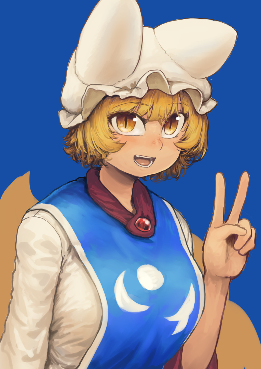 1girl absurdres bangs blonde_hair blue_background blue_tabard breasts chanta_(ayatakaoisii) eyebrows_visible_through_hair hand_up hat highres large_breasts looking_at_viewer multiple_tails pillow_hat shadow short_hair simple_background slit_pupils solo tail touhou v white_headwear yakumo_ran yellow_eyes