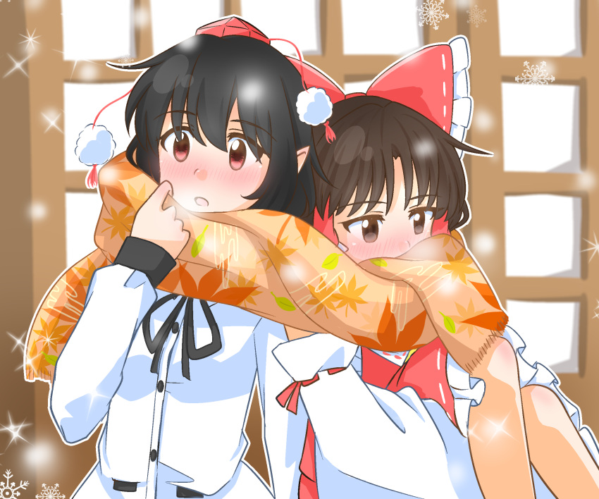 2girls black_hair black_ribbon blush bow brown_eyes brown_hair commentary_request detached_sleeves frilled_bow frilled_hair_tubes frills hair_bow hair_tubes hakurei_reimu hat highres leaf_print long_hair long_sleeves maple_leaf_print multiple_girls neck_ribbon open_mouth pom_pom_(clothes) print_scarf red_bow red_eyes red_hat ribbon scarf shameimaru_aya shared_clothes shared_scarf shirt snowflakes tokin_hat touhou white_shirt yakousei_no_kame yuri