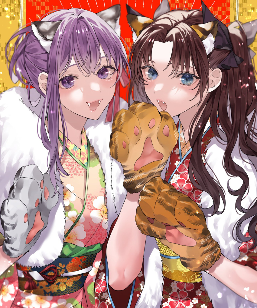 2girls :d alternate_costume animal_ears animal_hands bangs black_bow blue_eyes blush bow brown_hair fangs fate/stay_night fate_(series) floral_print fur-trimmed_kimono fur_trim green_kimono hair_bow highres japanese_clothes kimono long_hair matou_sakura multiple_girls obi open_mouth orange_background parted_bangs purple_eyes red_background red_kimono sash shimatori_(sanyyyy) shiny shiny_hair smile symbol-only_commentary tiger_ears tiger_paws tohsaka_rin twintails upper_body