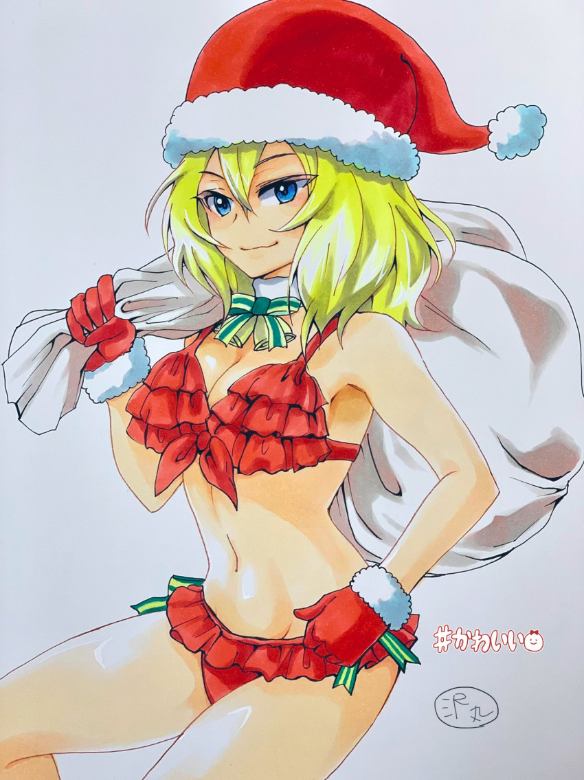 1girl artist_name bangs bell bikini blonde_hair blue_eyes breasts christmas closed_mouth commentary_request detached_collar frilled_bikini frills girls_und_panzer girls_und_panzer_senshadou_daisakusen! gloves green_ribbon grey_background hashtag hat headband highres holding holding_sack looking_at_viewer medium_breasts medium_hair messy_hair navel neck_bell neck_ribbon official_alternate_costume over_shoulder red_bikini red_gloves red_headband ribbon sack santa_gloves santa_hat sawamaru30 signature simple_background smile solo standing swimsuit traditional_media