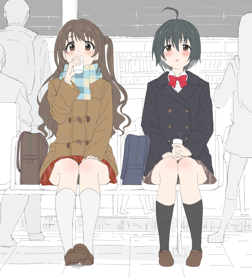 2girls ahoge bag bangs black_hair black_legwear blush bow bowtie brown_eyes brown_footwear brown_hair coat crowd drinking full_body highres idolmaster kohinata_miho long_hair long_sleeves multiple_girls one_side_up scarf shimamura_uzuki shoes short_hair sincos sitting skirt socks white_legwear winter_clothes winter_coat