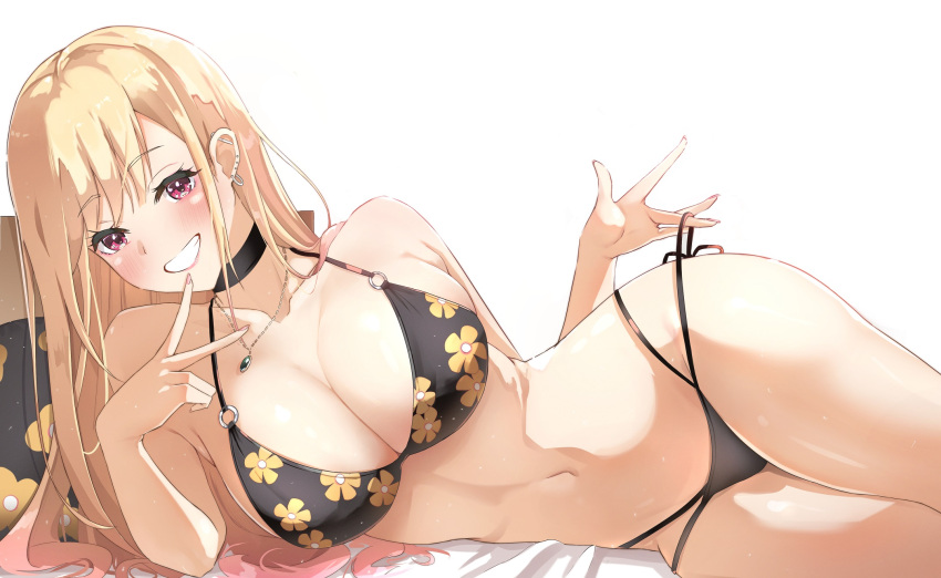 1girl band_(skymole01) bangs bed_sheet bikini black_bikini black_choker blonde_hair blush breasts choker cleavage collarbone ear_piercing earrings english_commentary eyebrows_visible_through_hair floral_print grin gyaru highres jewelry kitagawa_marin large_breasts looking_at_viewer lying multi-strapped_bikini navel necklace on_side piercing red_eyes side-tie_bikini smile sono_bisque_doll_wa_koi_wo_suru stomach straight_hair swimsuit thighs v