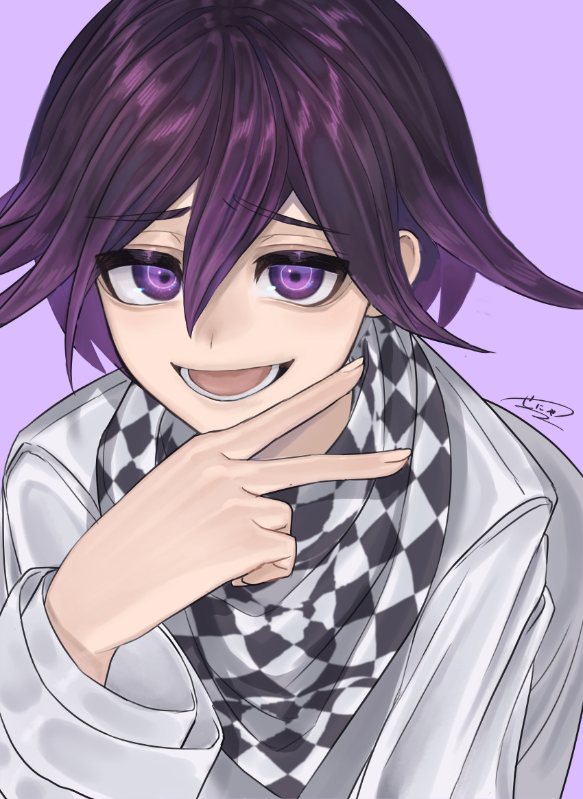 1boy absurdres checkered_clothes checkered_neckerchief checkered_neckwear danganronpa_(series) danganronpa_v3:_killing_harmony eyebrows_visible_through_hair hair_between_eyes highres lower_teeth neckerchief open_mouth ouma_kokichi purple_background purple_eyes purple_hair senya_oekaki simple_background smile solo teeth v