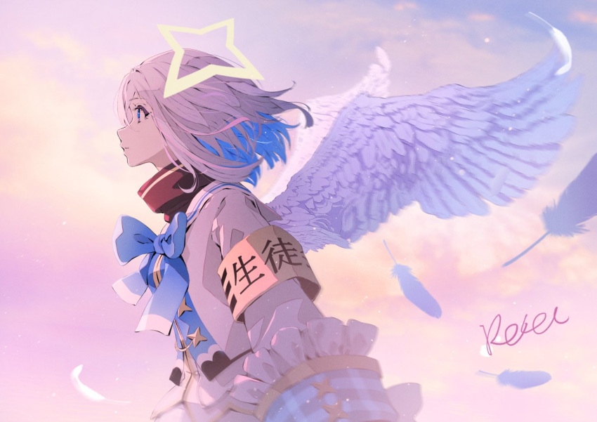 1girl amane_kanata angel_wings armband bangs black_shirt blue_bow blue_eyes blue_hair bow closed_mouth cloud cloudy_sky commentary_request day eyebrows_visible_through_hair feathered_wings feathers frilled_sleeves frills grey_hair grey_jacket hair_between_eyes hololive hoshizaki_reita jacket multicolored_hair outdoors shirt signature sky solo two-tone_hair white_feathers white_wings wings