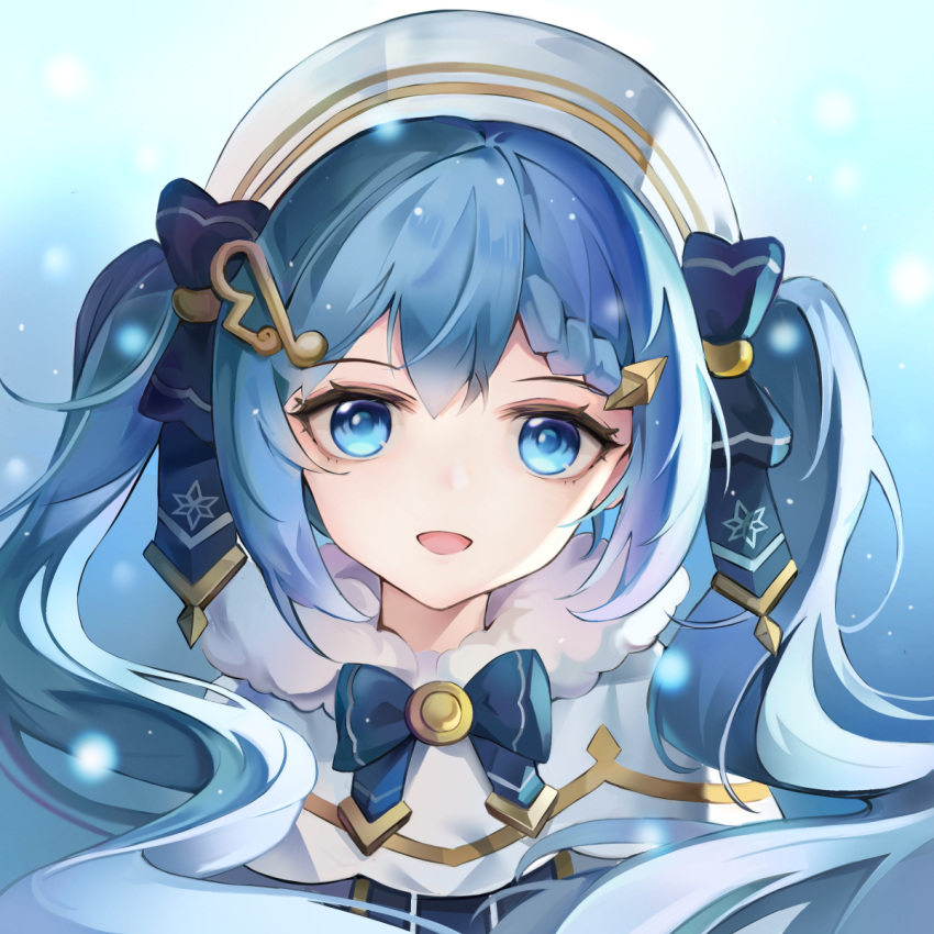 1girl :d bangs beret blue_bow blue_eyes blue_hair bow braid braided_bangs capelet commentary_request eyebrows_visible_through_hair fur-trimmed_capelet fur_trim hair_between_eyes hair_bow hair_ornament hat hatsune_miku highres long_hair looking_at_viewer sidelocks smile solo twintails upper_body vocaloid white_capelet white_headwear yowamushi yuki_miku yuki_miku_(2021)