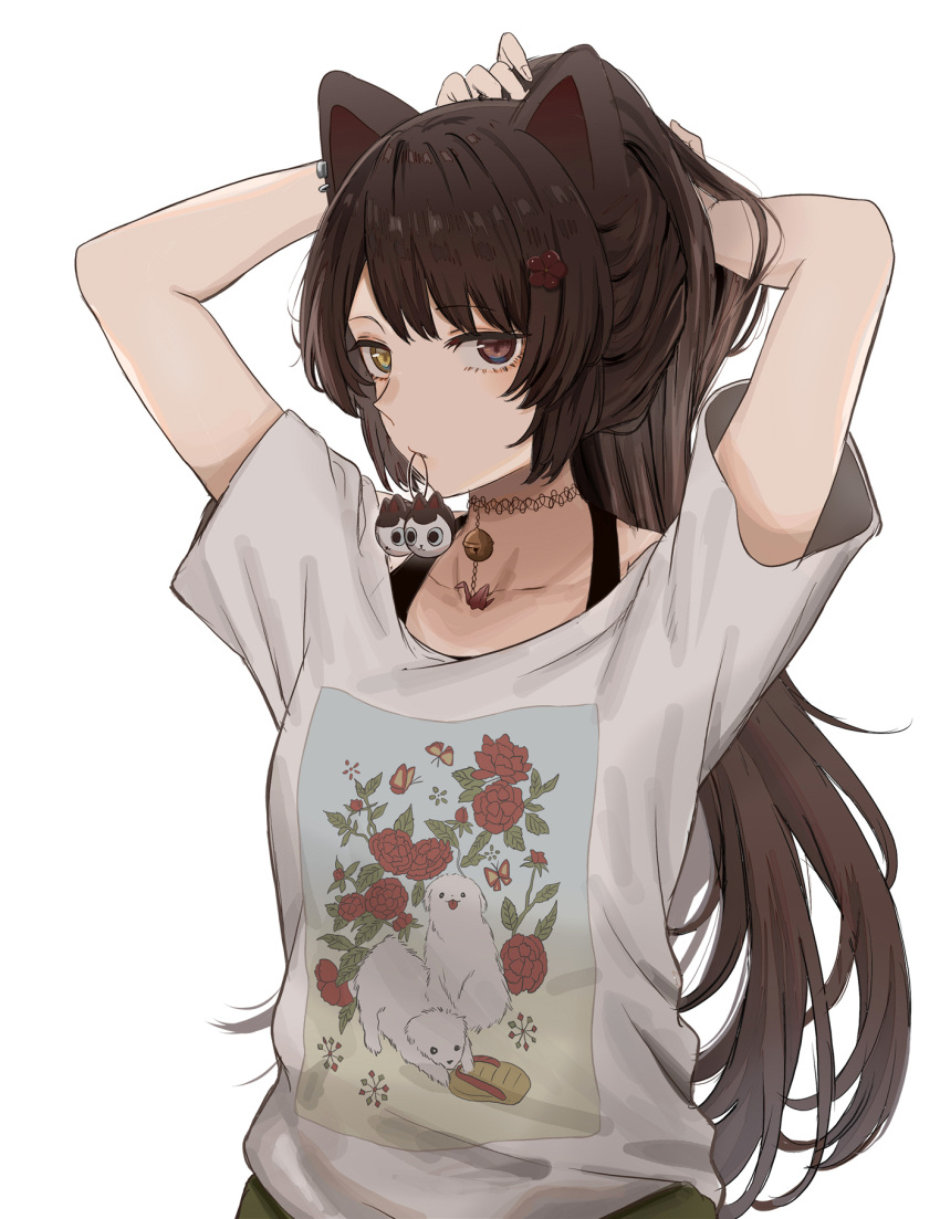 1girl animal_ears arms_behind_head arms_up bangs bell brown_hair choker dog_ears eyebrows_visible_through_hair hair_tie_in_mouth heterochromia highres ibuki_(ibuki0118) inui_toko jingle_bell long_hair looking_at_viewer mouth_hold neck_bell nijisanji ponytail print_shirt red_eyes shirt short_sleeves simple_background solo tying_hair upper_body virtual_youtuber white_background white_shirt yellow_eyes