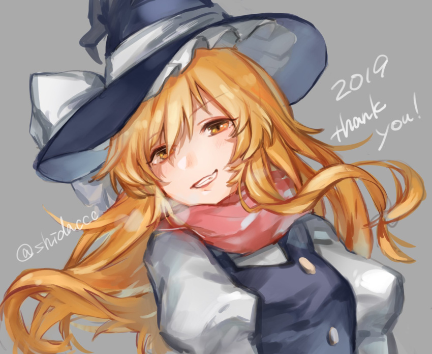1girl blonde_hair bow character_name grey_background grin hat highres kirisame_marisa long_hair looking_at_viewer scarf shidaccc smile solo touhou twitter_username upper_body vest white_bow witch_hat yellow_eyes