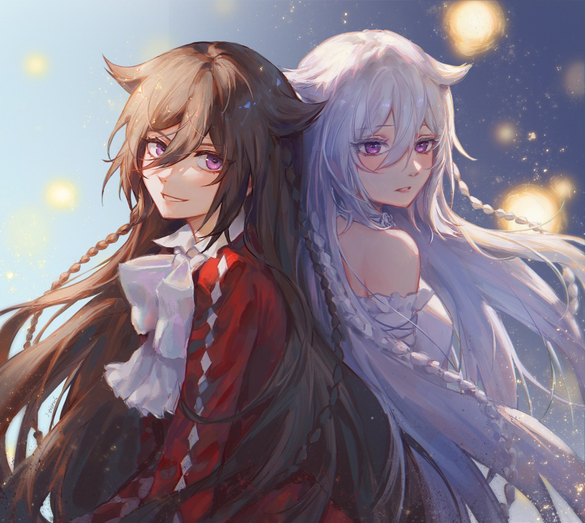 2girls alice_(pandora_hearts) back-to-back bangs bare_shoulders blue_background braid brown_hair choker detached_sleeves dress english_commentary eyebrows_visible_through_hair grin hair_between_eyes highres long_hair looking_at_viewer multiple_girls pandora_hearts purple_eyes red_dress ribbon smile very_long_hair white_choker white_dress white_hair white_ribbon white_sleeves will_of_the_abyss zieru