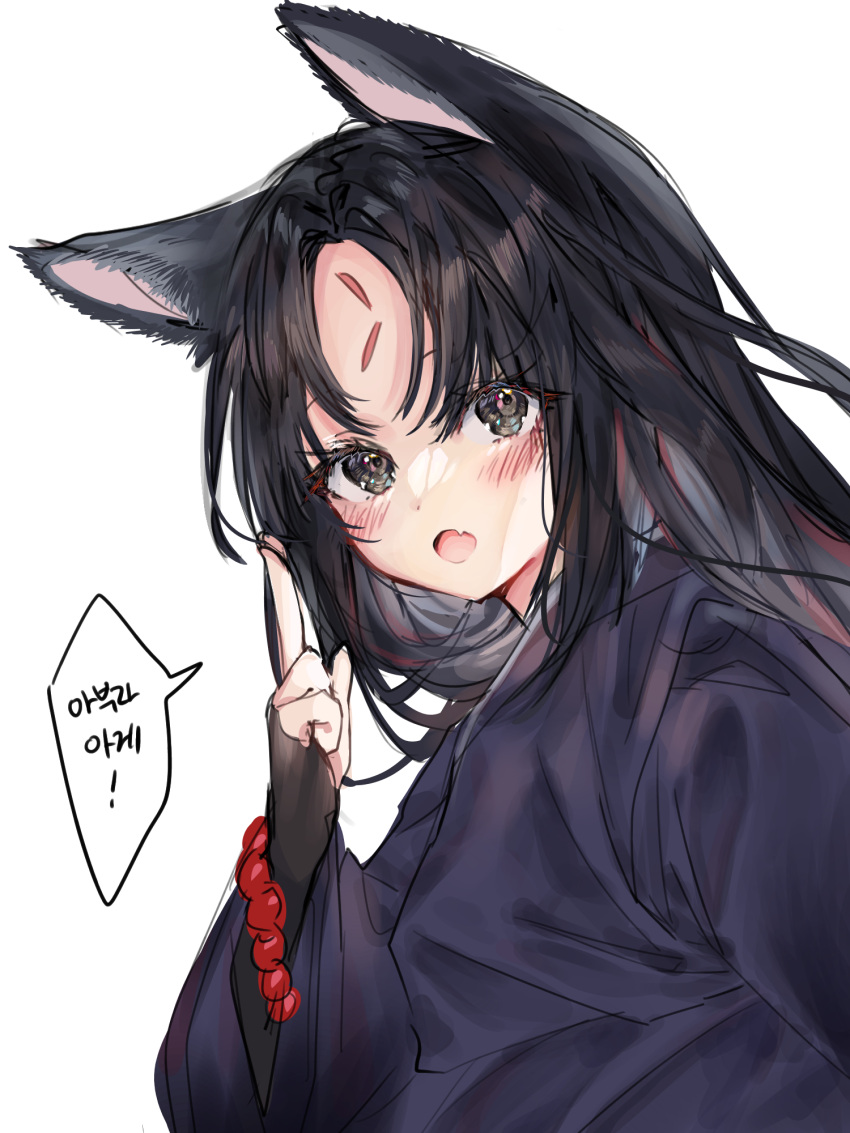 1girl 414_(hncx3355) :o animal_ears arknights bangs bead_bracelet beads black_gloves black_hair black_kimono blush bracelet brown_eyes commentary_request dog_ears facial_mark fang fingerless_gloves forehead_mark gloves highres japanese_clothes jewelry kimono korean_commentary korean_text long_hair looking_at_viewer open_mouth parted_bangs saga_(arknights) simple_background skin_fang solo speech_bubble translation_request upper_body white_background