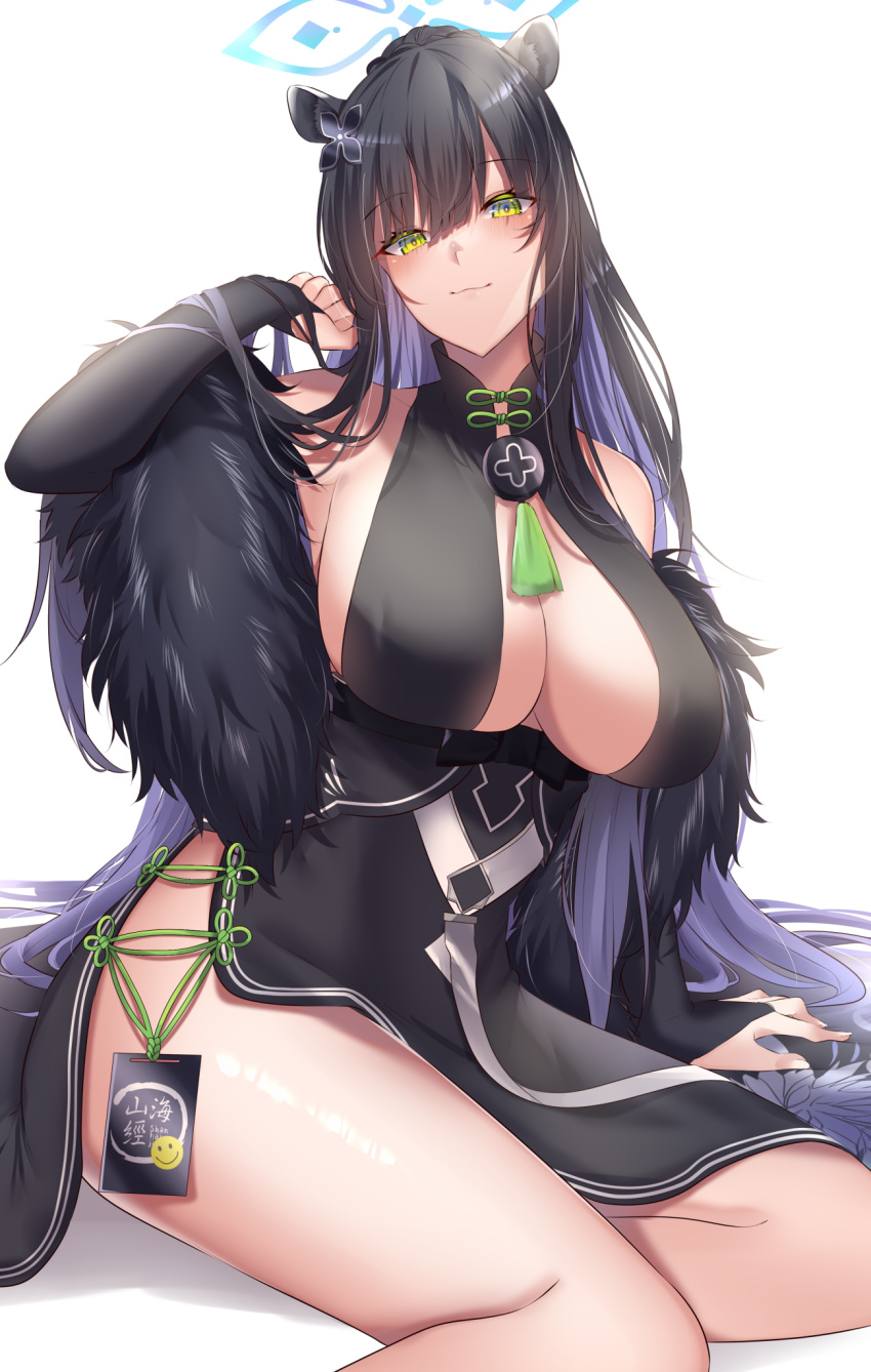 1girl arm_support bangs bare_shoulders black_dress black_hair blue_archive blush breasts bridal_gauntlets cleavage closed_mouth colored_inner_hair dress eyebrows_visible_through_hair feet_out_of_frame fur_shawl green_eyes hair_between_eyes hair_ornament halo highres large_breasts looking_at_viewer multicolored_hair no_panties onineko-chan pelvic_curtain purple_hair shawl shun_(blue_archive) simple_background sitting smile solo translation_request two-tone_hair white_background yokozuwari