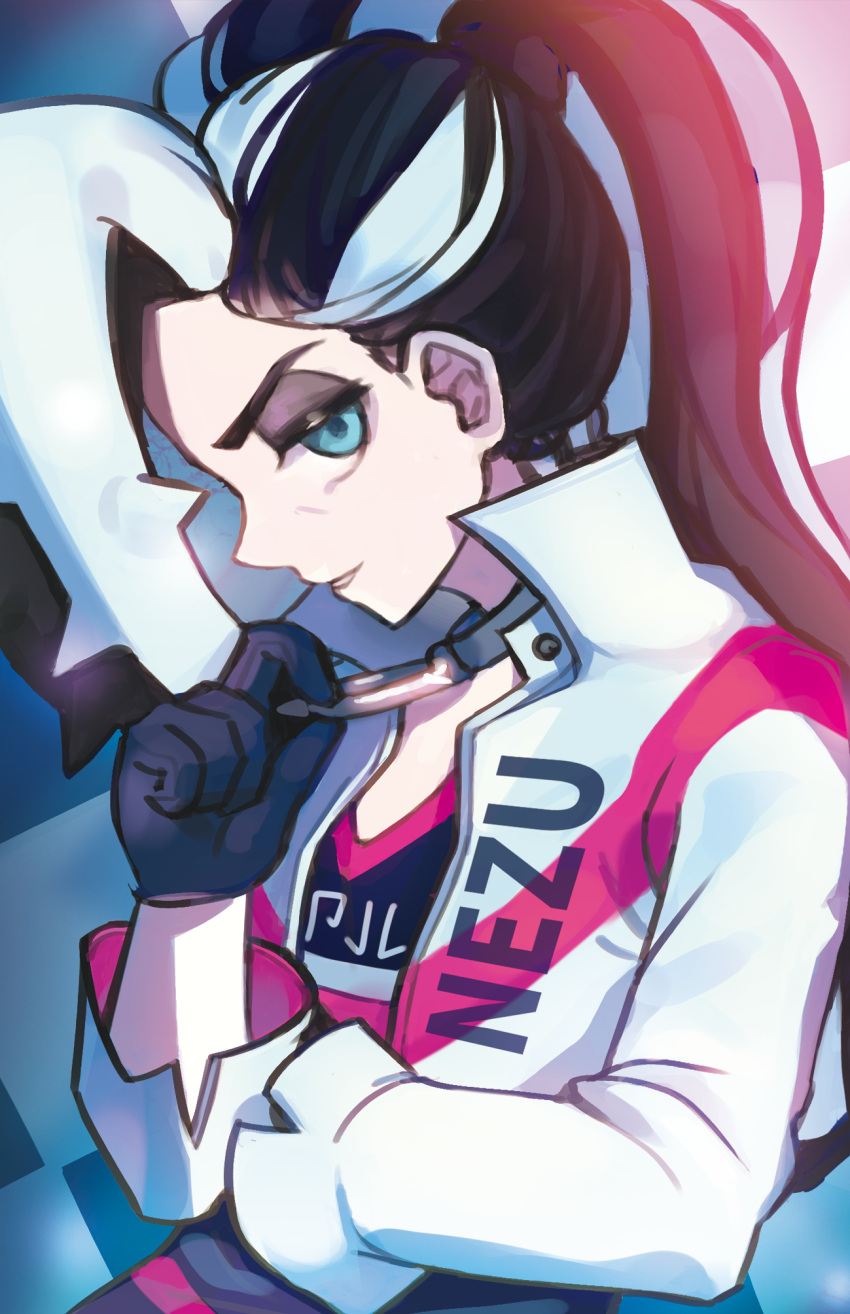 1boy black_gloves character_name collar creenoy eyeshadow gloves green_eyes hand_up high_collar highres jacket long_hair makeup male_focus multicolored_hair open_clothes open_jacket parted_lips piers_(pokemon) pokemon pokemon_swsh ponytail shirt solo two-tone_hair white_jacket