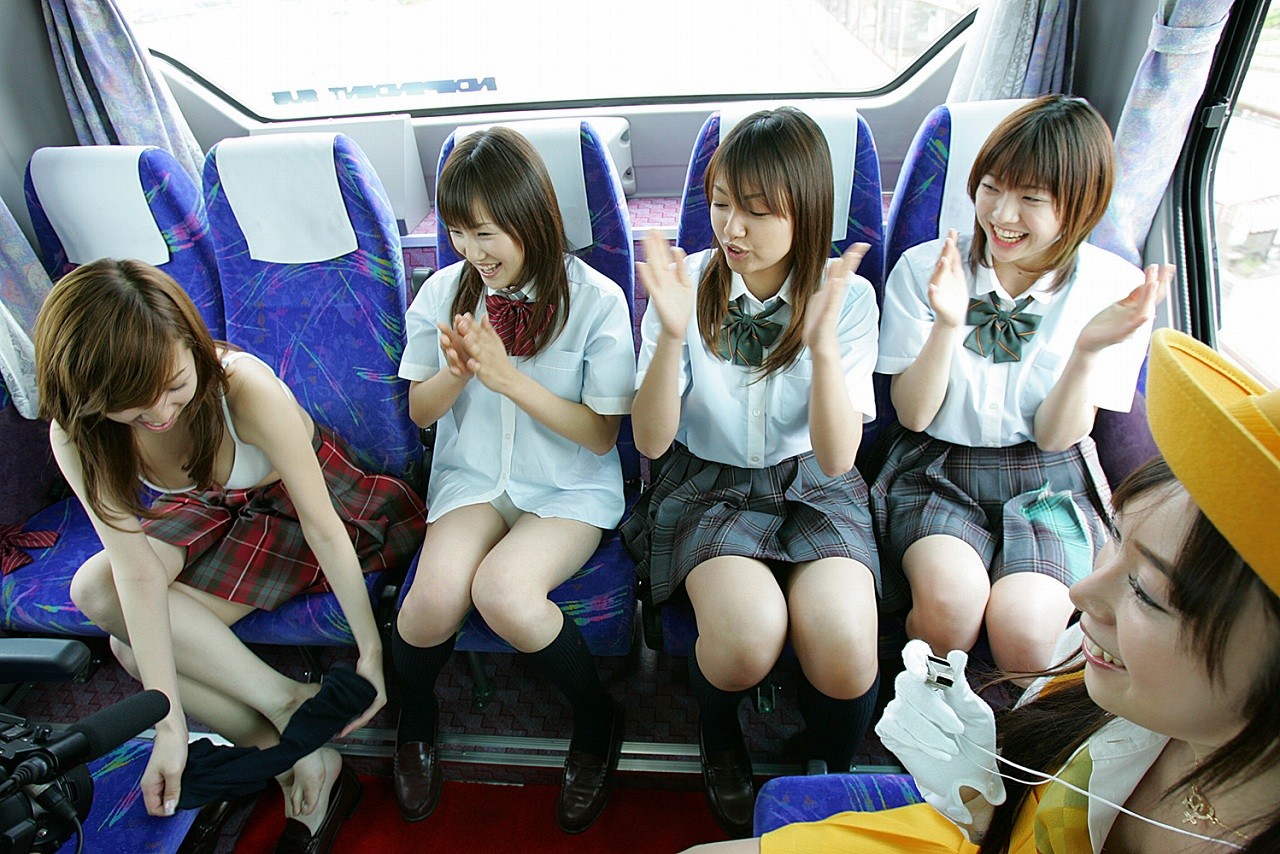 Очаровательные японские девушки устроили оргию в автобусе