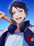  13_(bbr584607091) 1boy aqua_eyes arm_up baseball_bat black_hair blue_jacket blue_sky commentary deuce_spade facial_mark headphones headphones_around_neck highres holding holding_baseball_bat jacket looking_at_viewer male_focus open_mouth outdoors portrait shirt short_hair sky smile solo spade_tattoo symbol-only_commentary tattoo teeth tongue twisted_wonderland upper_body white_shirt 