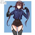  1girl ass_visible_through_thighs bangs black_bodysuit black_legwear blue_background blue_jacket bodysuit brown_hair closed_mouth covered_navel eyebrows_visible_through_hair feet_out_of_frame garter_straps girls&#039;_frontline hairband hands_in_hair hands_up highres hip_bones jacket korean_text long_hair looking_at_viewer low_twintails mechanical_arms mmm_(ji1945) orange_eyes simple_background smile solo standing symbol-only_commentary thighhighs twintails type_79_(girls&#039;_frontline) white_hairband wide_hips 