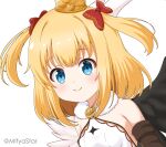  1girl bare_shoulders black_wings blonde_hair blue_eyes blush bow closed_mouth commentary commentary_request crown feathered_wings fur_collar hair_bow maaru_(shironeko_project) mini_crown mismatched_wings mitya red_bow shironeko_project shirt simple_background smile solo twitter_username two_side_up upper_body white_background white_shirt white_wings wings 