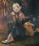  1boy bangs black_hair blush brown_footwear cup eating fireworks grey_eyes highres holding holding_cup holding_spoon japanese_clothes kimono male_focus maumaujanken night open_mouth outdoors pikachu pokemon pokemon_(creature) pokemon_(game) pokemon_legends:_arceus rei_(pokemon) sandals shaved_ice short_hair sitting sky spoon sweatdrop tongue 